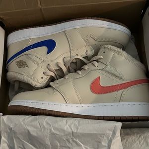 Air Jordan 1 Mid UTL (GS) (Size 7Y)